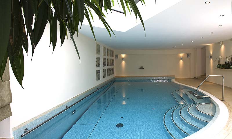Schwimmbecken - elegante Form