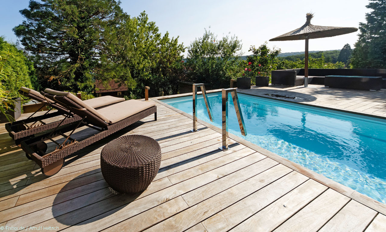 Holzterrasse mit Pool