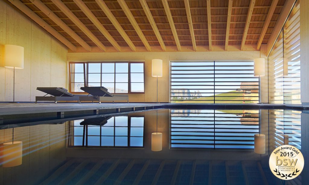 3_Gold_Hofer_Hotelpool