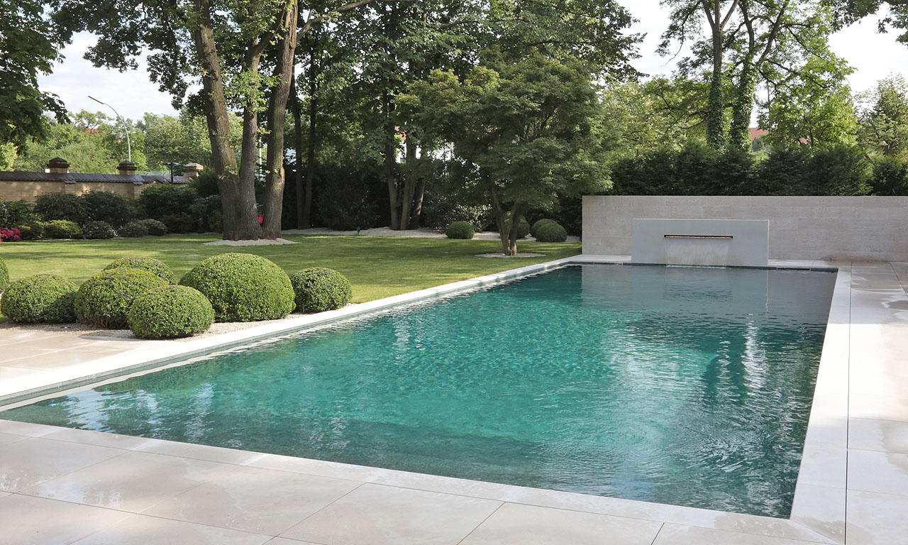 Pool mit Wasserfall