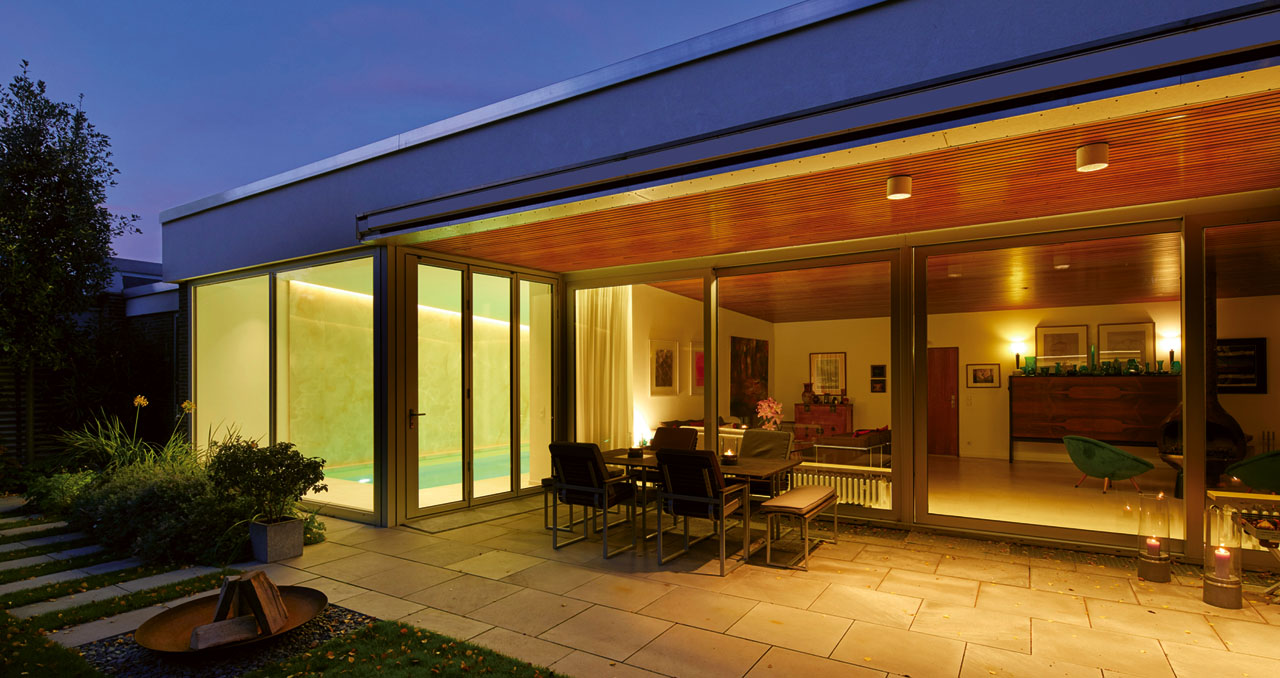 pool_schwimmhalle_in_bungalow_modern
