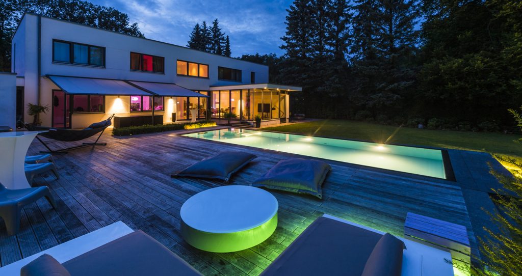 niveko_pool_beleuchtet
