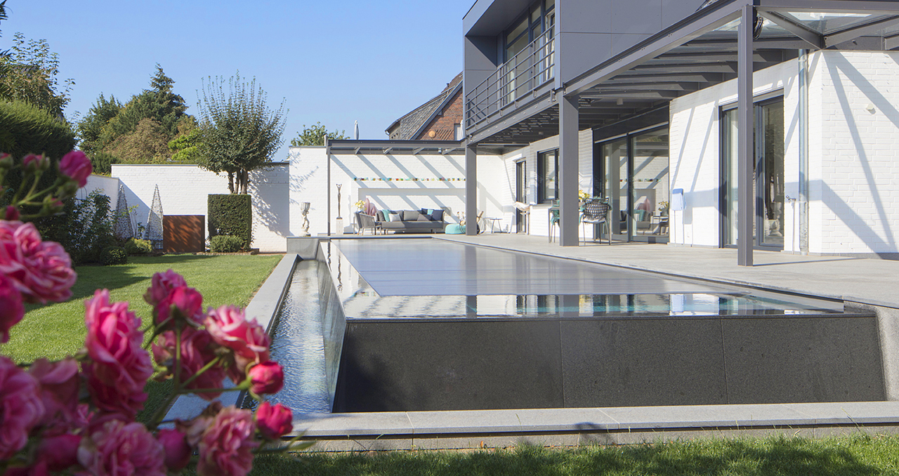 02_pool_mit_terrasse_und_lounge