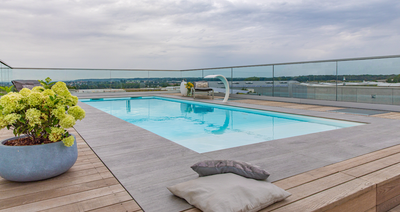 01_pool-dachterrasse-dach-deko-hoehe-aussicht-holz