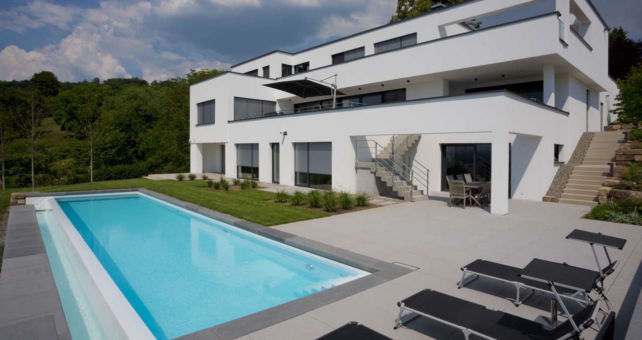 02_pool-design-poolbau-schwimmbadbau_designhaus-terrasse-weiss