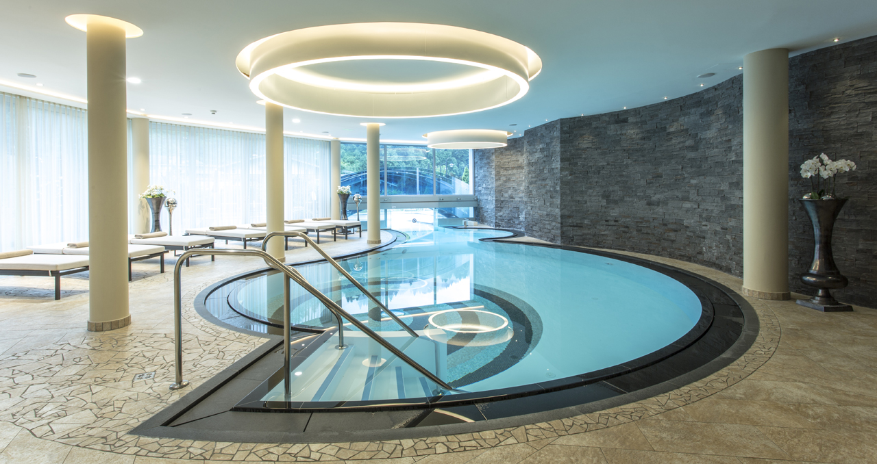03_unterschwarzachhof-oesterreich-salzburg-schwimmbecken-wellness-hotel-resort-sternehotel-pool-schwimmbad-freibad