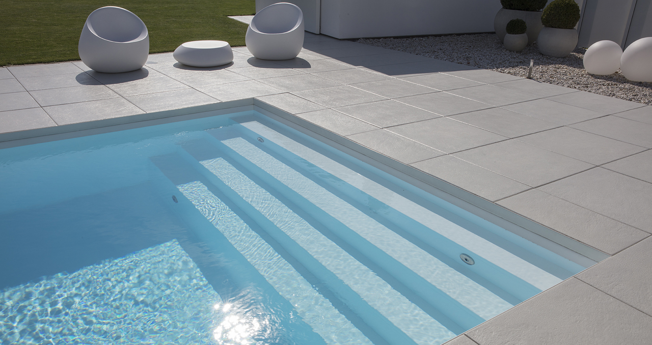 05_pool-weiss-design-terrasse-treppe-einstieg-pooltreppe