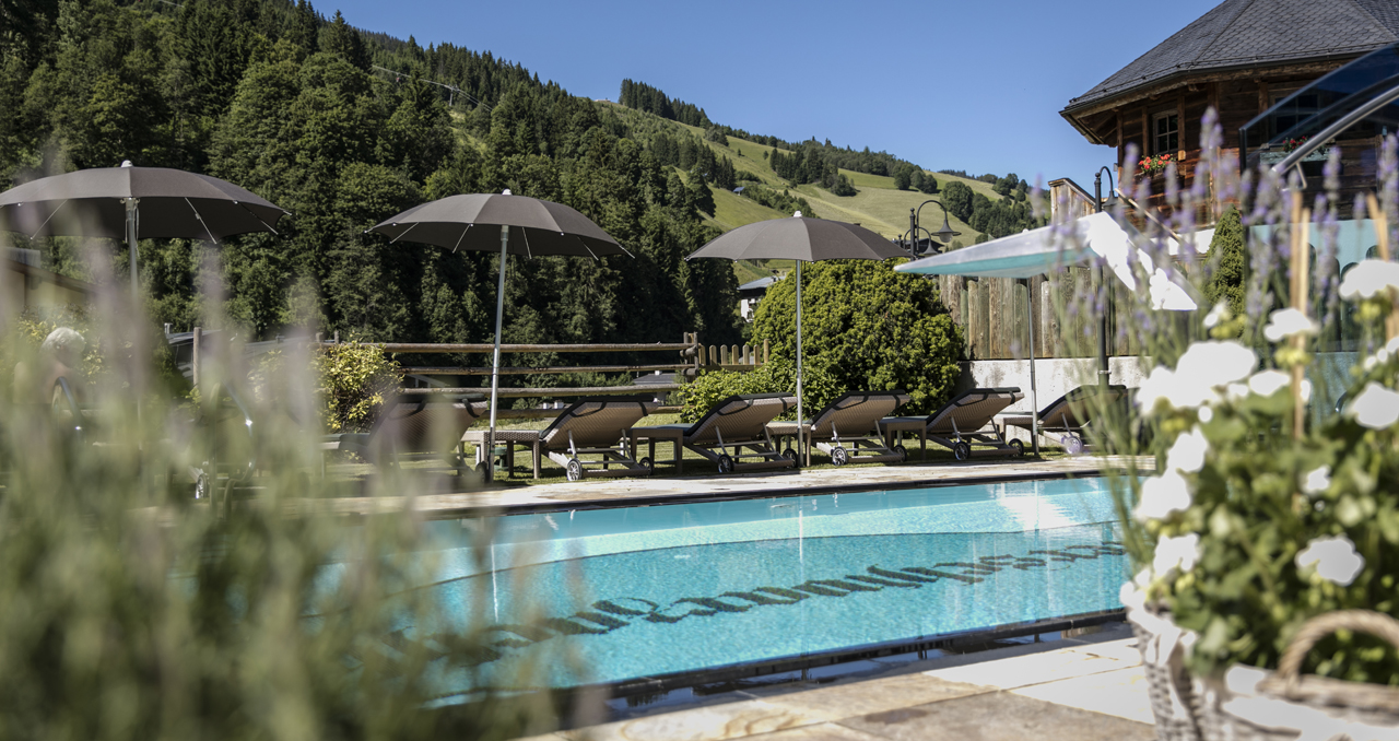 05_unterschwarzachhof-oesterreich-nacht-schwimmbecken-wellness-hotel-resort-sternehotel-pool-schwimmbad_beckenboden_natur