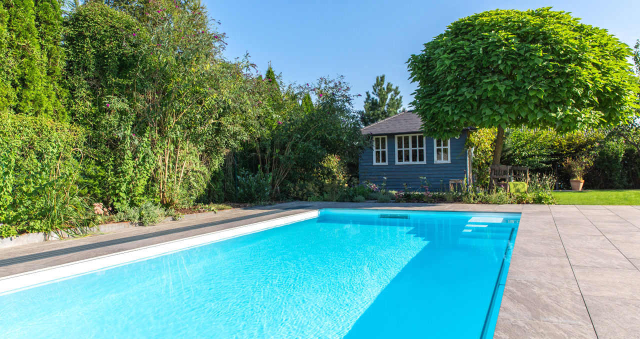 01_pool-natur-gartenhaus-blau-weiss-landhaus-landhausstil