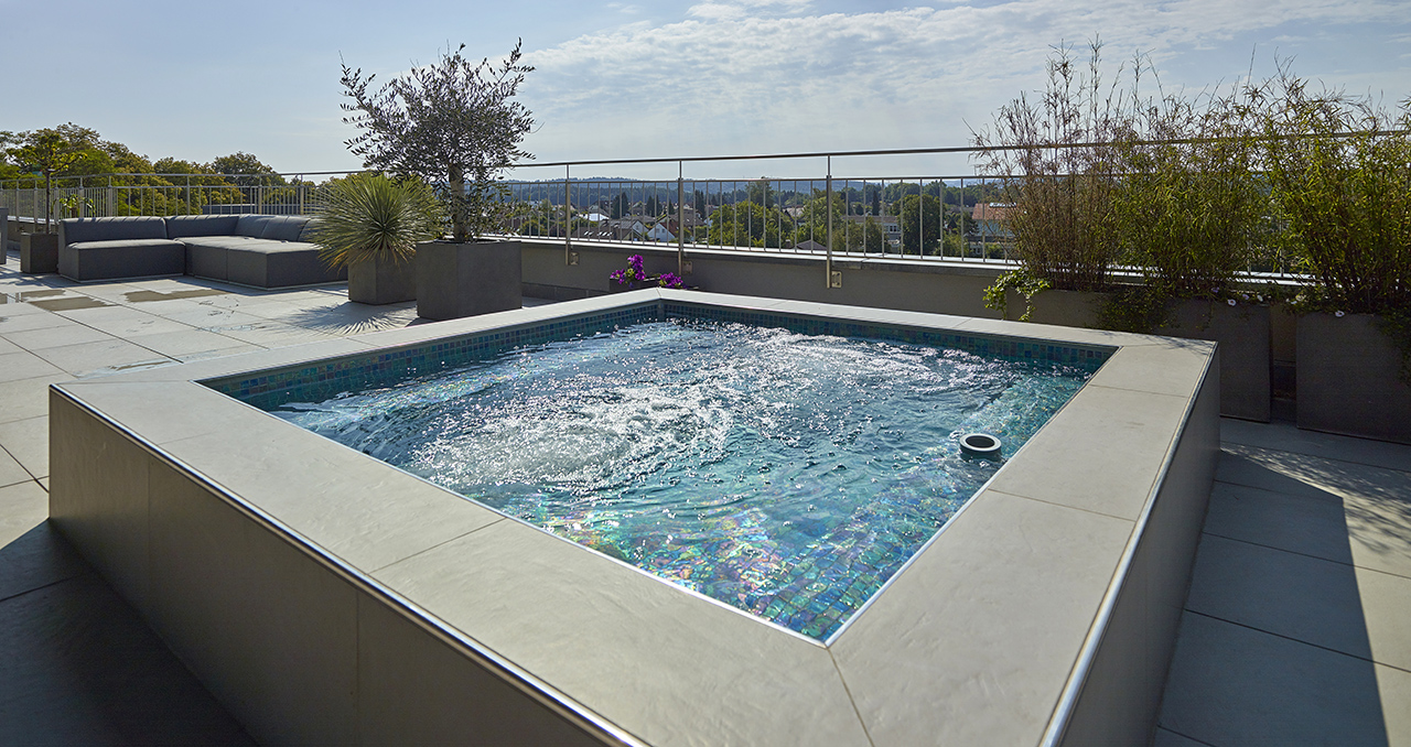 01_pool-ausblick-mosaik-dachterrasse-wellness-whirlpool-sorg-topras-riviera-schwimmbadbau