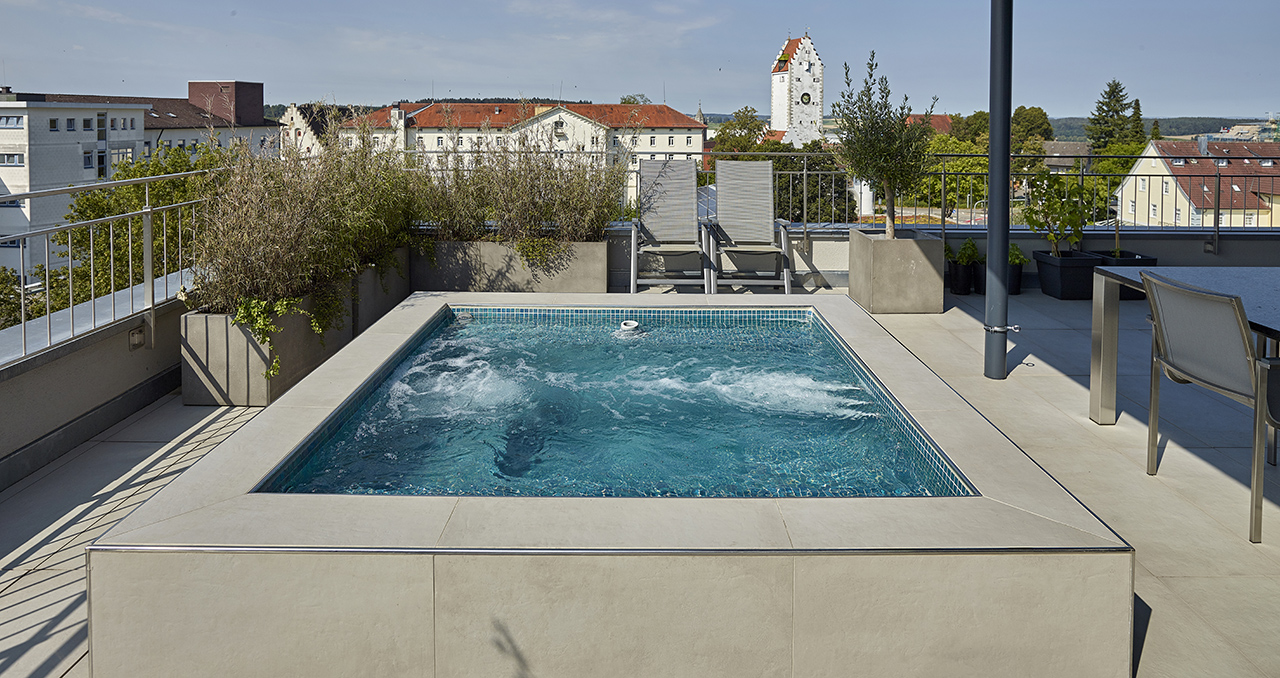 02_pool-ausblick-mosaik-massagefunktion-dachterrasse-wellness-whirlpool-sorg-topras-riviera-schwimmbadbau