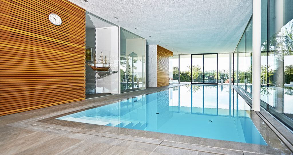 01-becken-bekommt-attraktiveres-outfit-pool-SHS-hallenbad-schwimmhalle-holzwand-sauna-glasfront