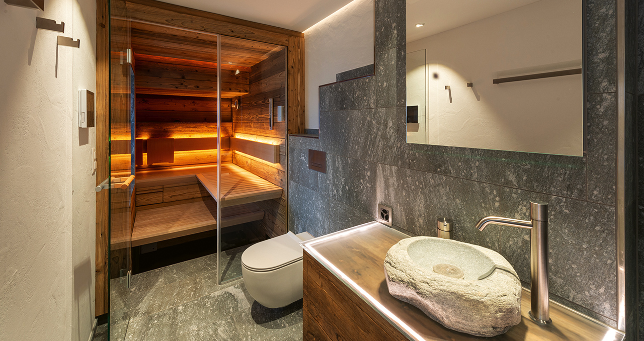 01-viel-liebe-zum-detail-wellness-sauna-home-spa-steinbecken-naturstein-holz-bad-badezimmer