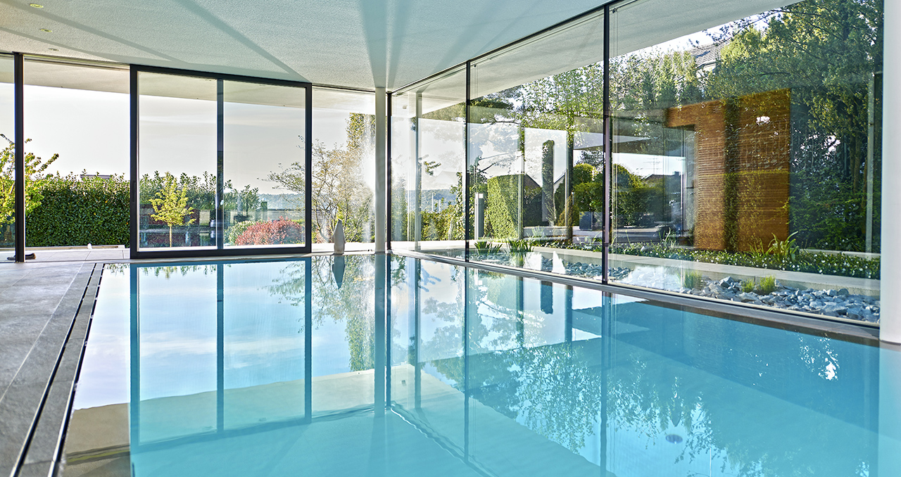 02-becken-bekommt-attraktiveres-outfit-pool-SHS-hallenbad-schwimmhalle-glasfront-terrassentuer-glas