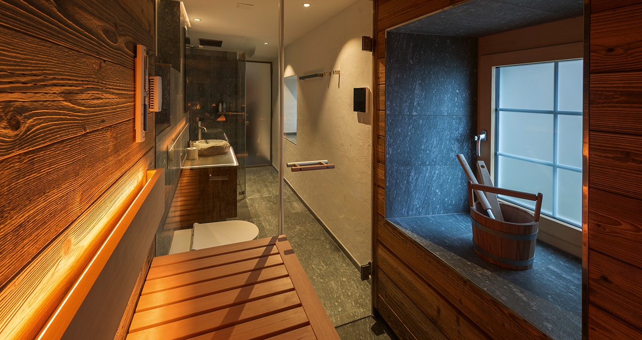02-viel-liebe-zum-detail-wellness-sauna-home-spa-steinbecken-naturstein-holz-bad-badezimmer