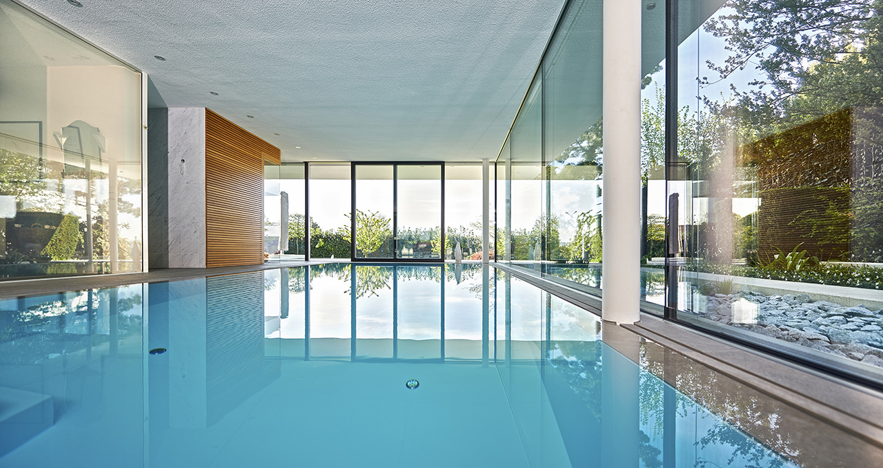 03-becken-bekommt-attraktiveres-outfit-pool-SHS-hallenbad-schwimmhalle-holzwand-sauna-glasfront