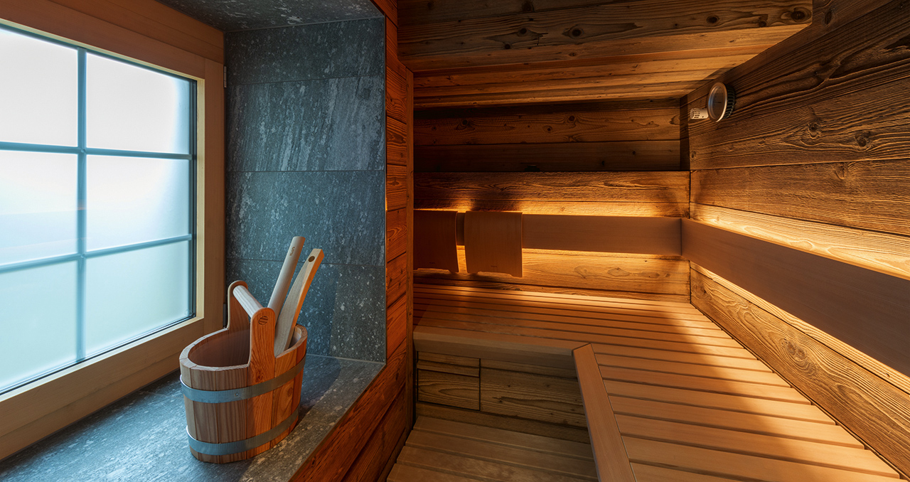 03-viel-liebe-zum-detail-wellness-sauna-home-spa-steinbecken-naturstein-holz-bad-badezimmer