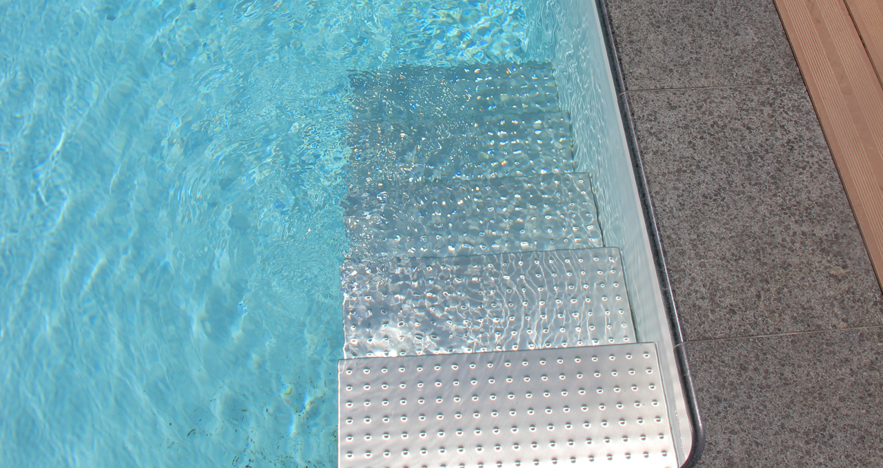 03-perfekt-in-den-hang-gebaut-pool-freischwebende-stufen-edelstahl