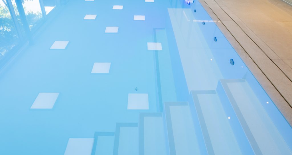 04-auf-knopfdruck-unsichtbar-pool-treppe-mit-sitzgelegenheit