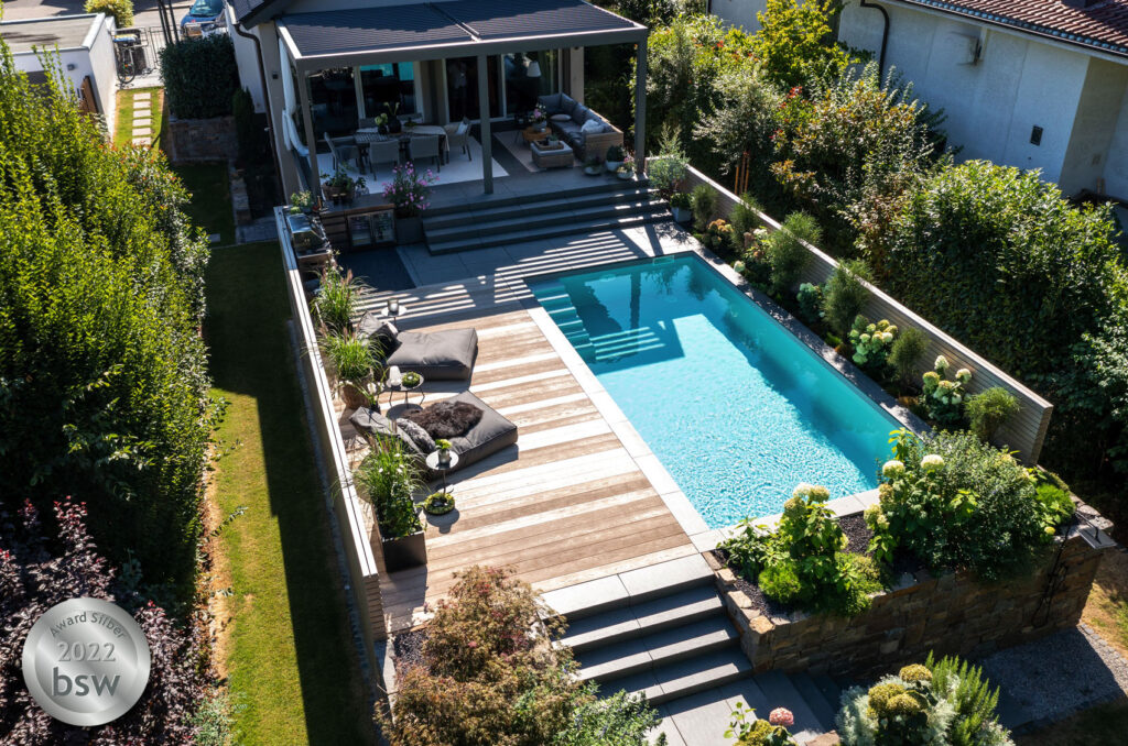 Outdoor Pool in eine Holzterrasse eingebettet aus der Vogelperspektive.