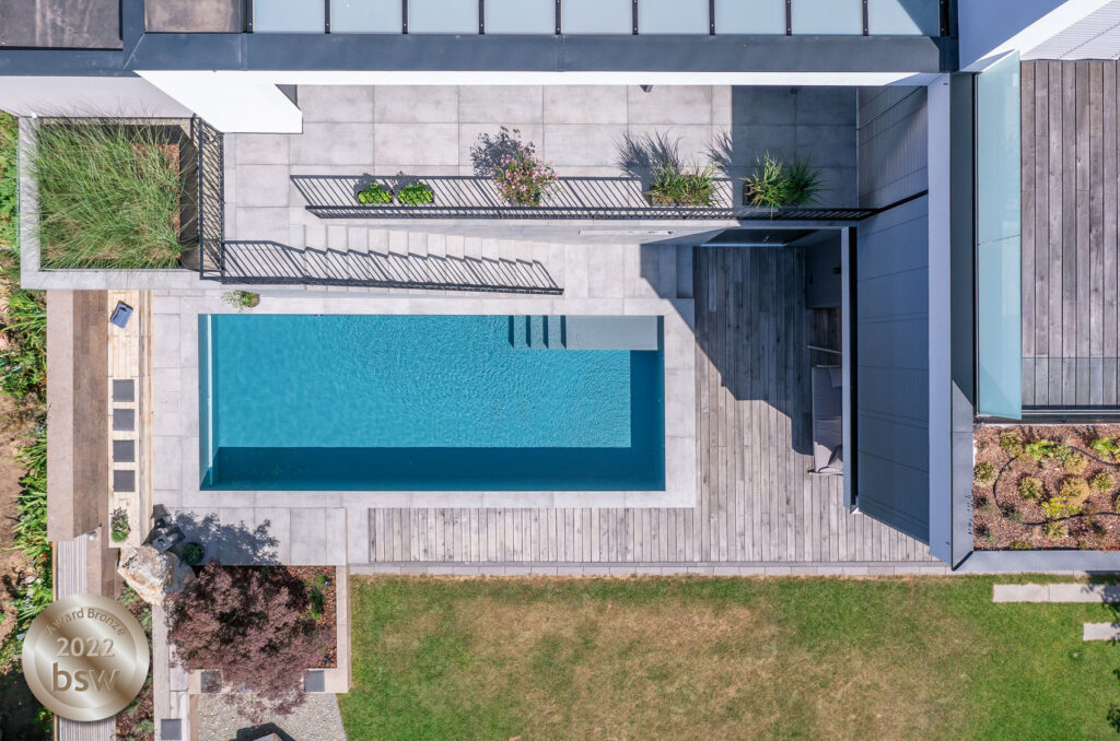 Pool mit Grautönen als Wasseroase im Poolgarten