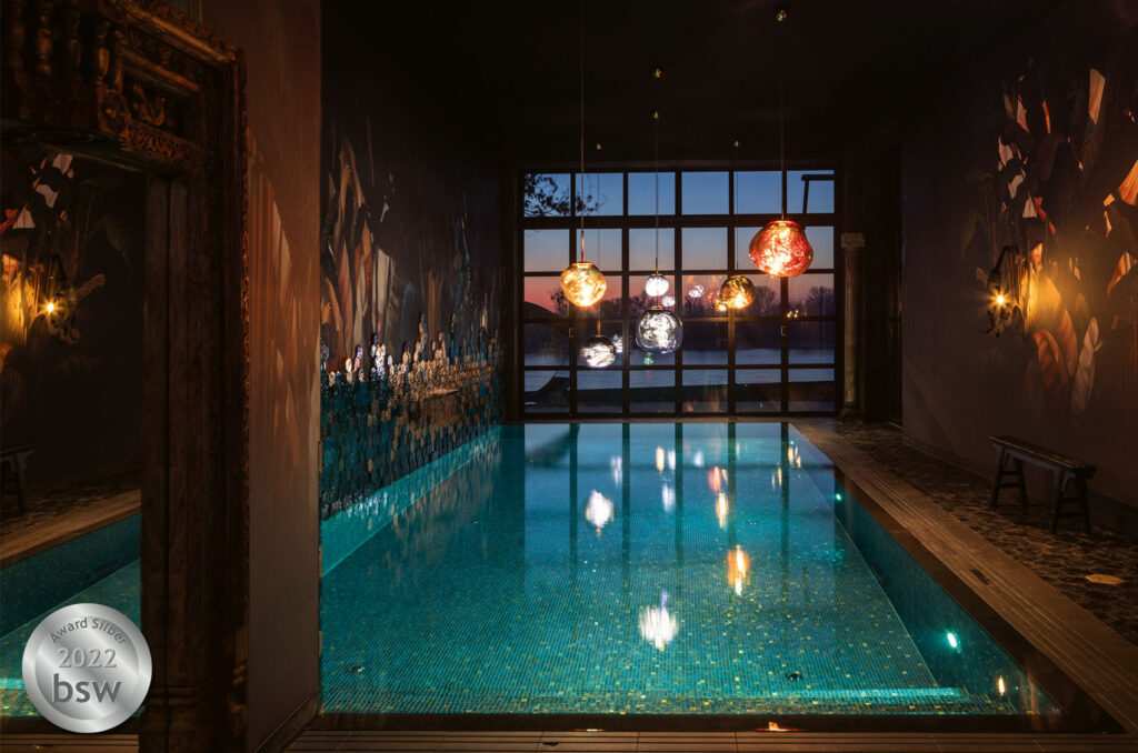 Pool in stylischem Loft mit Kunstgegenständen und modernem Lichtkonzept