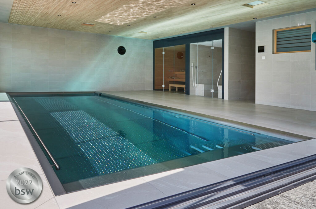 Indoor-Pool mit Sauna und großen Glasfronten zum Öffnen