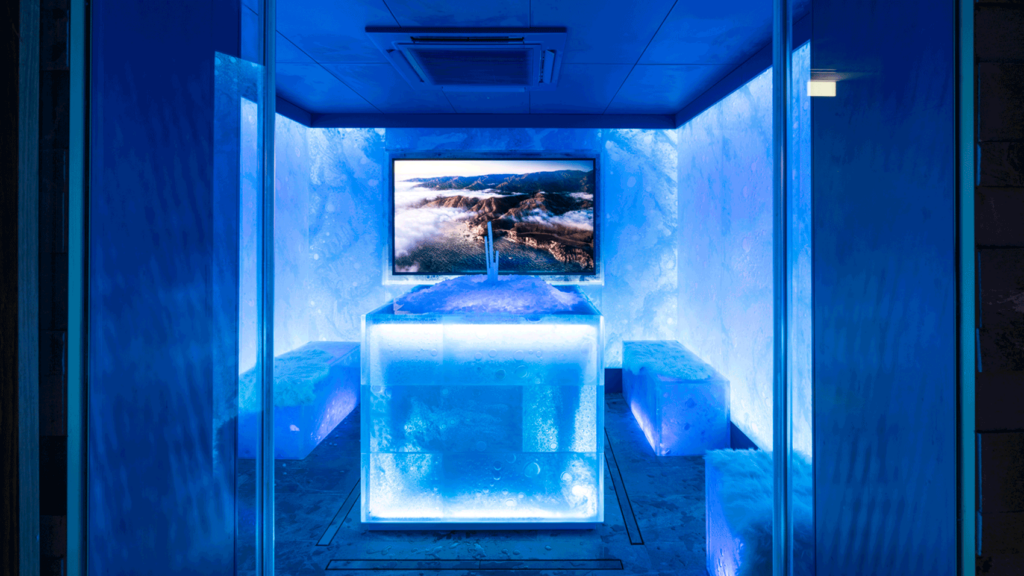 Ice Lounge mit Eisbrunnen-Stalagmit