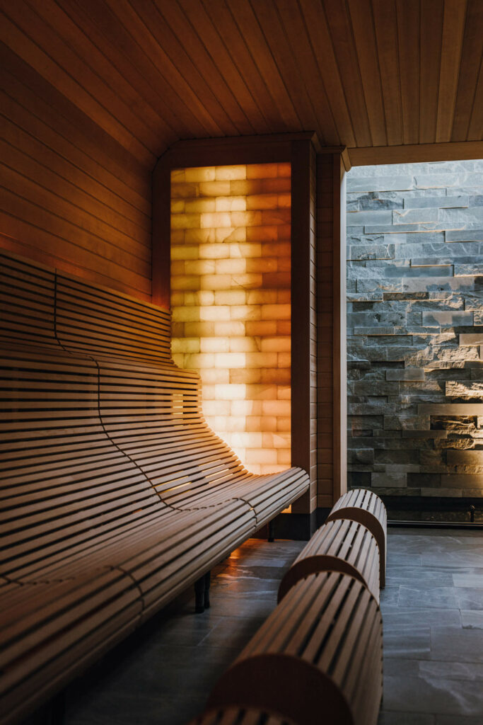 Salzsauna mit geschwungenen Bänken und Beleuchtung