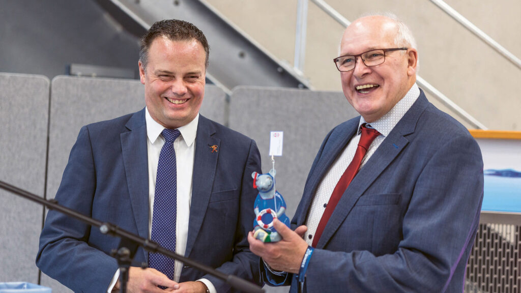 Hamelns Oberbürgermeister Claudio Griese gratuliert Firmengründer Siegfried Binder zum Jubiläum