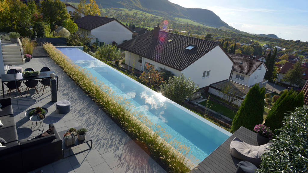 Privater Pool mit 18 Metern Länge, am Hang gebaut und von einer Terrasse umgeben.