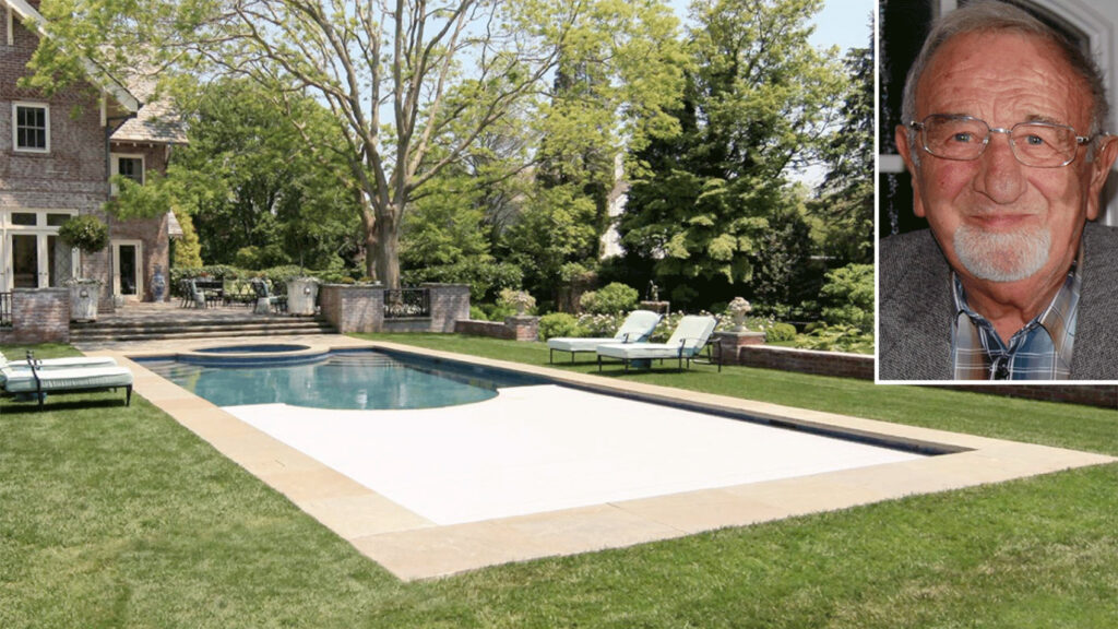 Ein großer Garten mit einem Pool, dessen Rollladenabdeckung zur Hälfte geschlossen ist. Oben rechts ist ein Porträtfoto von Robert Granderath zu sehen.