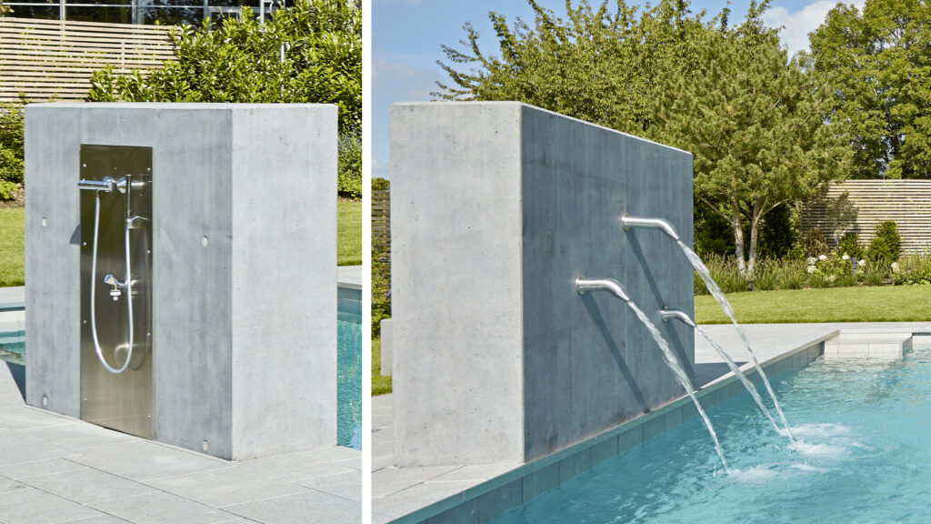 Ein gegossener Betonblock neben einem Pool dient auf der einen Seite als Dusche, auf der andren Seite als Wasserspiel in Richtung Pool.