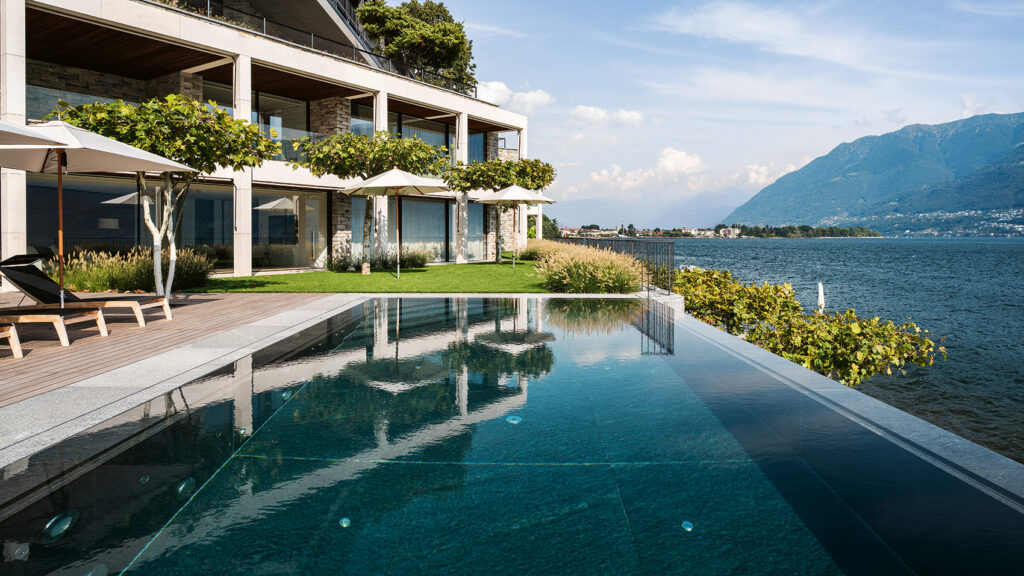 Das Schweizer Expertenteam von Vivell AG hat mit diesem Granit-Pool eine Hommage an die Region Tessin geschaffen.