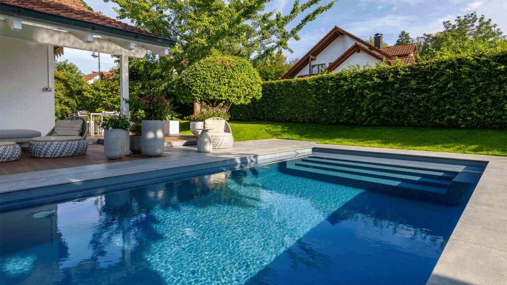 Pool mit eleganter großzügiger Einstiegstreppe.
