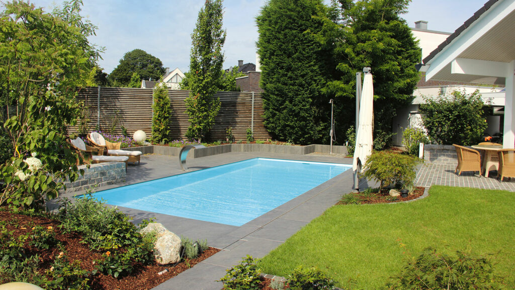 Pool im Garten mit ganz hohem Wasserstand