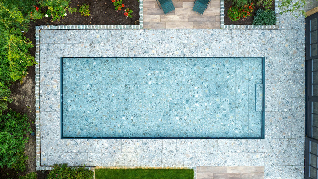 Blick von oben auf einen Pool mit bewegeglichen Boden.