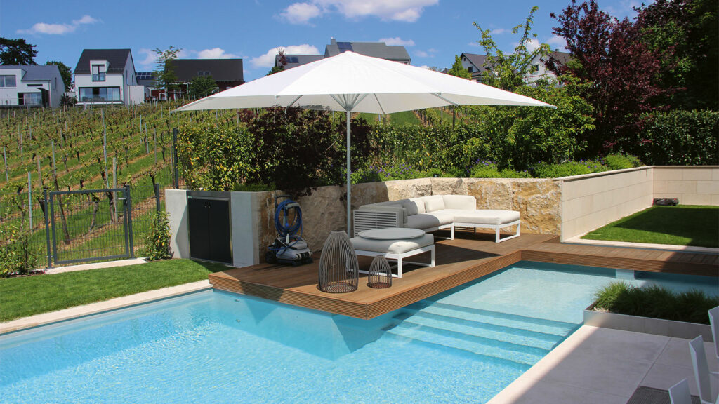 Garten, am Hang eines Weinberges gelegen, mit Pool und Sitzinsel.