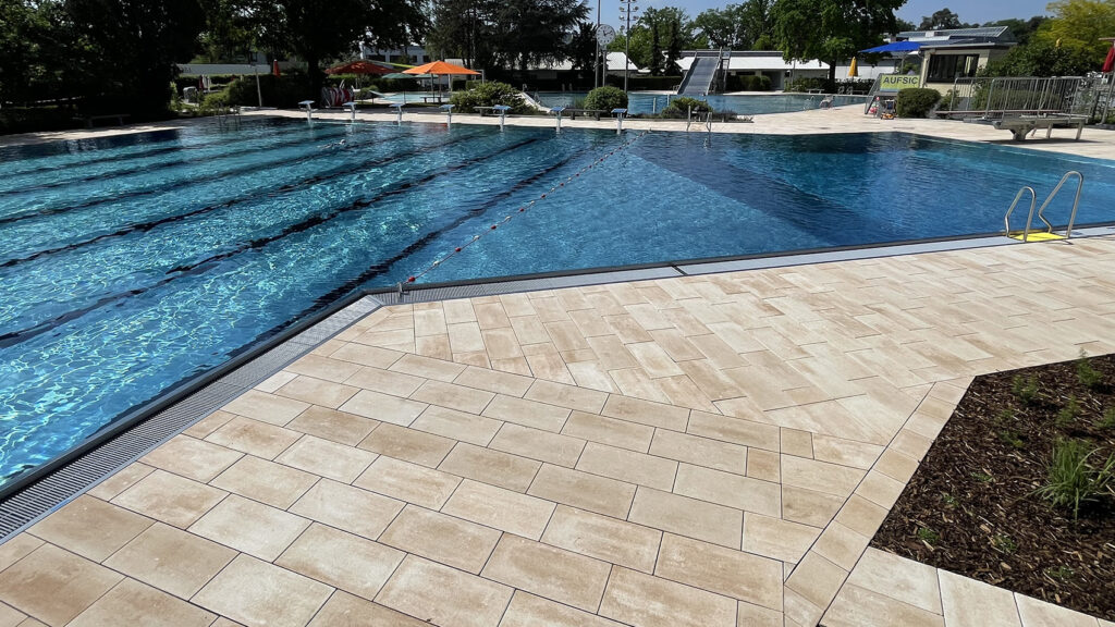 Schwimmbad in Viernheim mit neuem Pflaster. Neue Pflaster reduzieren Wartung.