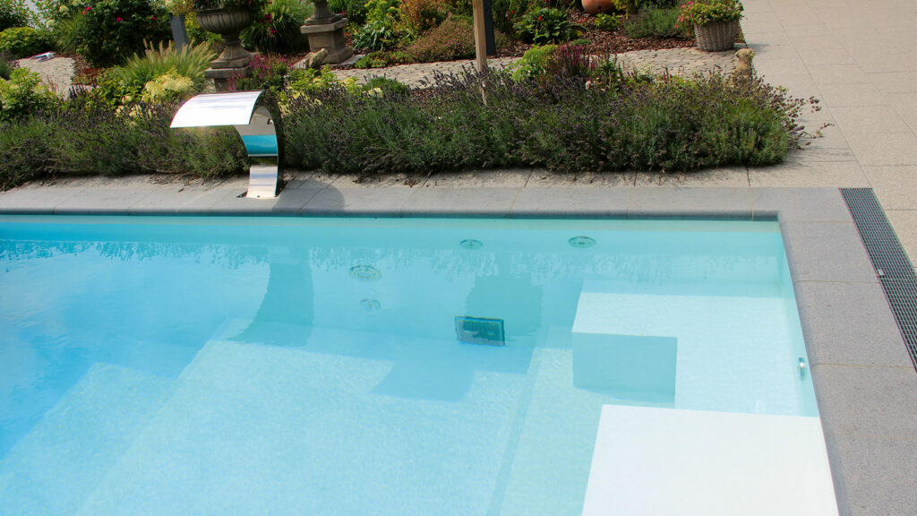 Pool mit Einstiegsbereich und Versatzstufe.