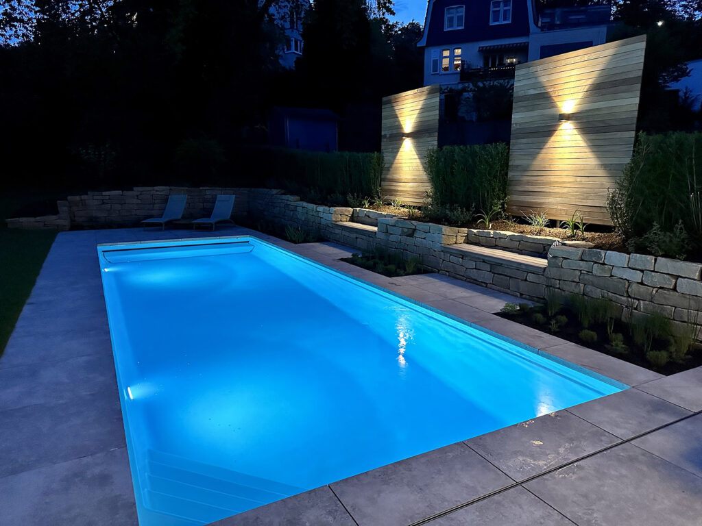 Pool im Garten bei Nacht