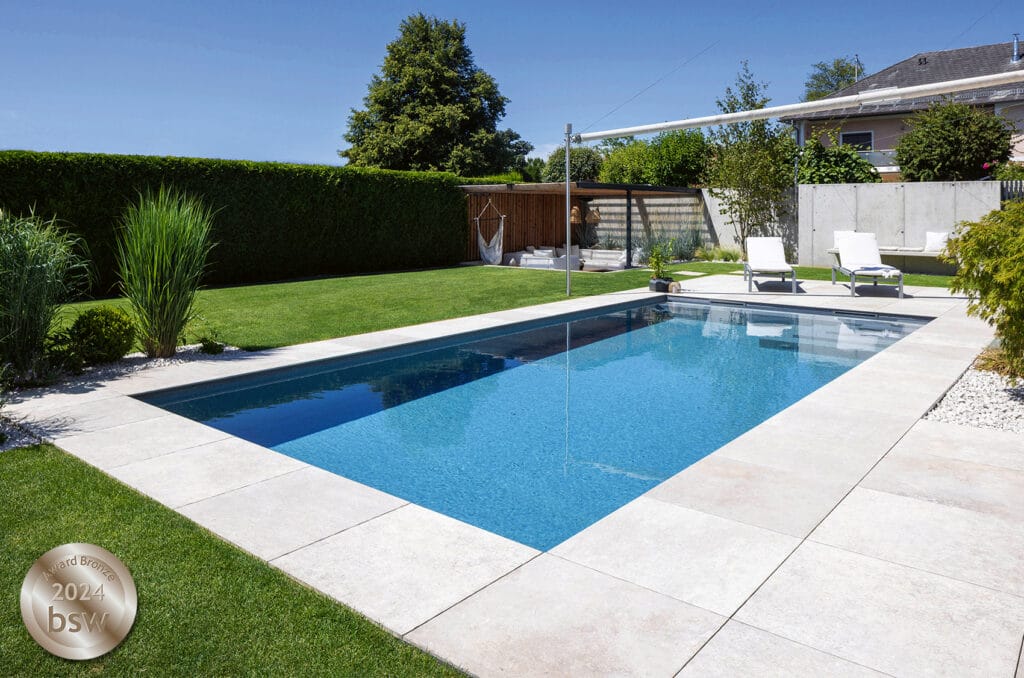 Pool im Garten mit Liegen