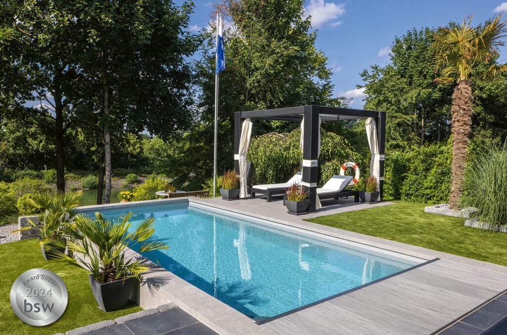 Pool im Garten mit Pavillon