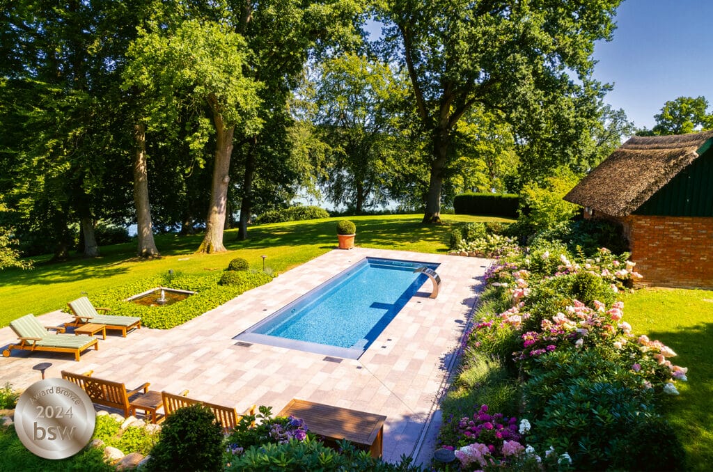 Großer Garten mit Pool und Bauernhaus