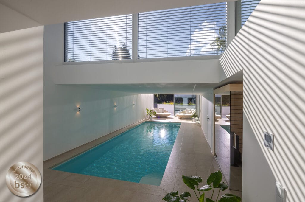 Hallenbad mit Lounge