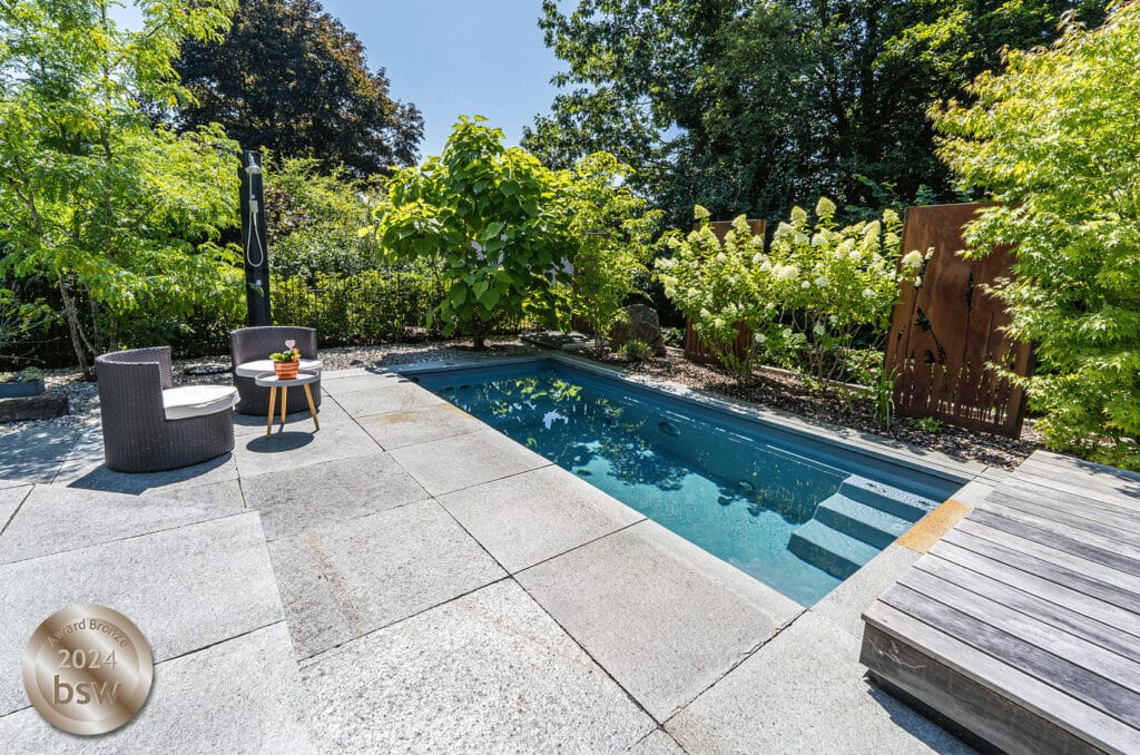 Minipool mit Dusche und Sitzecke