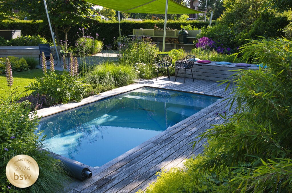 Minipool mit vielen Blumen rundherum bsw-Award 2024