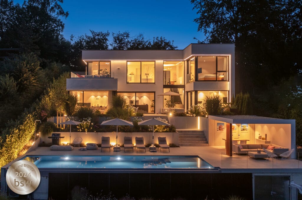 Haus und Pool nachts schön beleuchtet