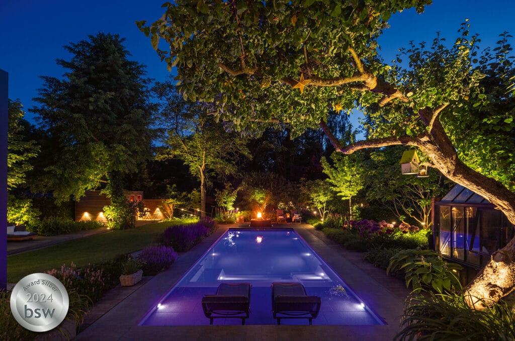 Außenpool bei Nacht beleuchtet im Garten