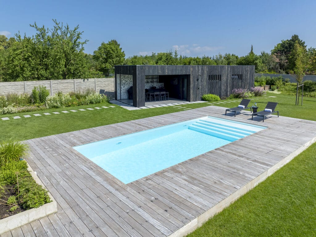 Gartenhaus mit Pool im Garten